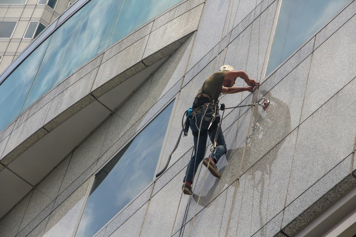 Vinduespolerer i højde på en facade